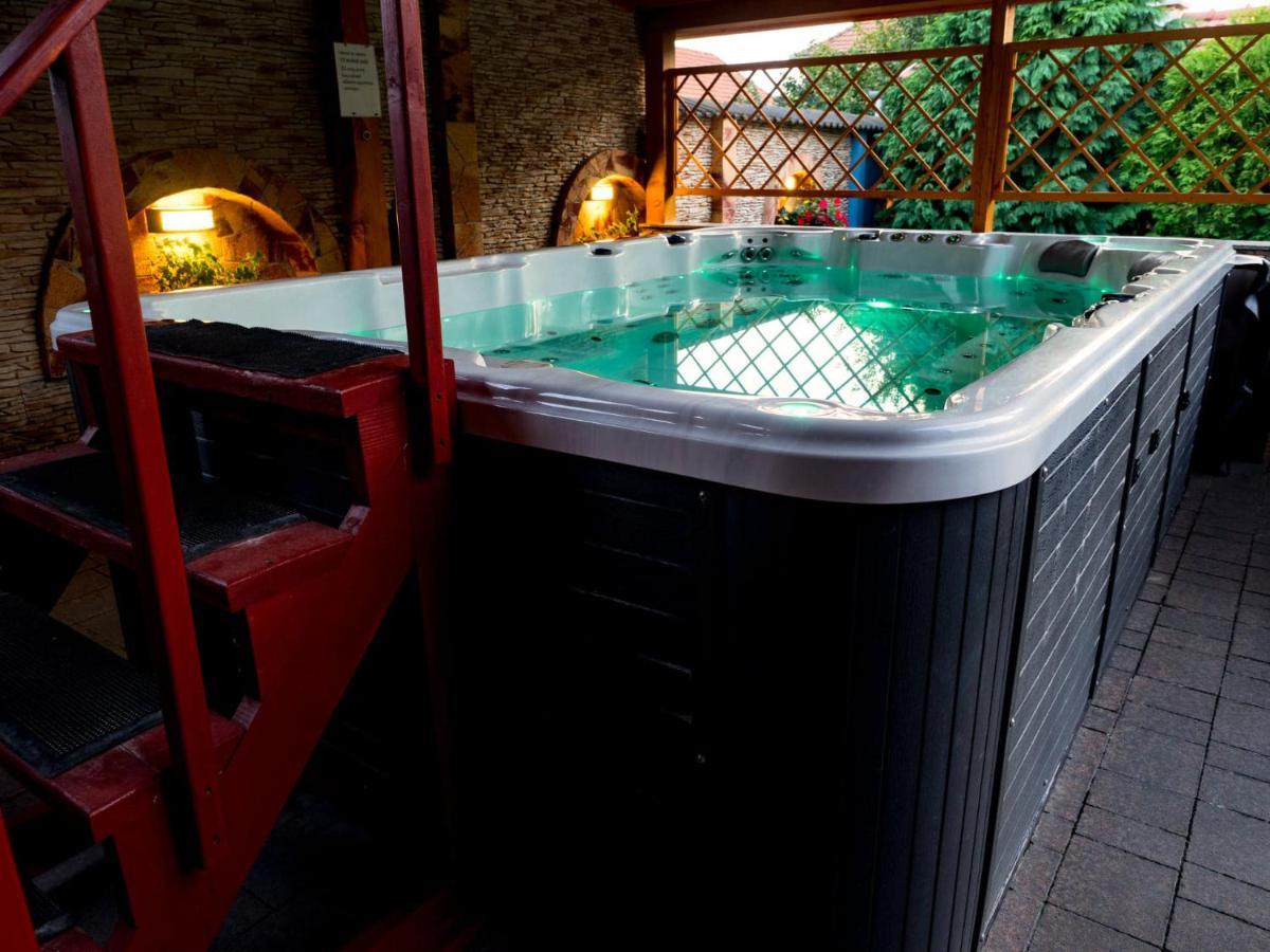 Kek Laguna Wellness Apartmanok Egerszalók Buitenkant foto