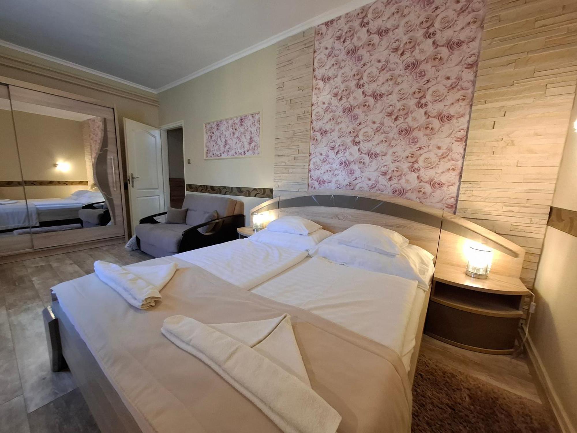 Kek Laguna Wellness Apartmanok Egerszalók Buitenkant foto